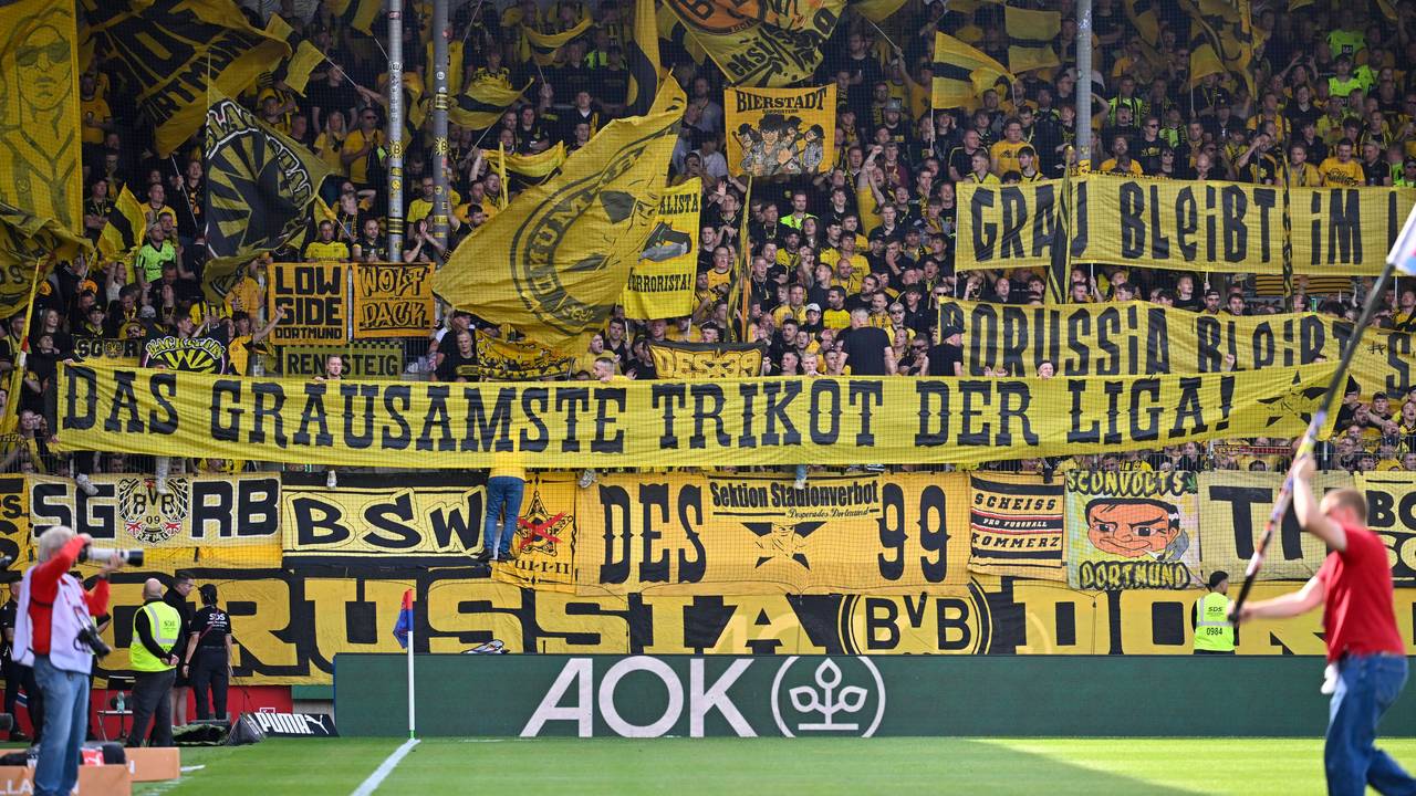 „Das grausamste Trikot der Liga“ – BVB-Fans protestieren mit einem Banner gegen das aktuelle Auswärtstrikot.