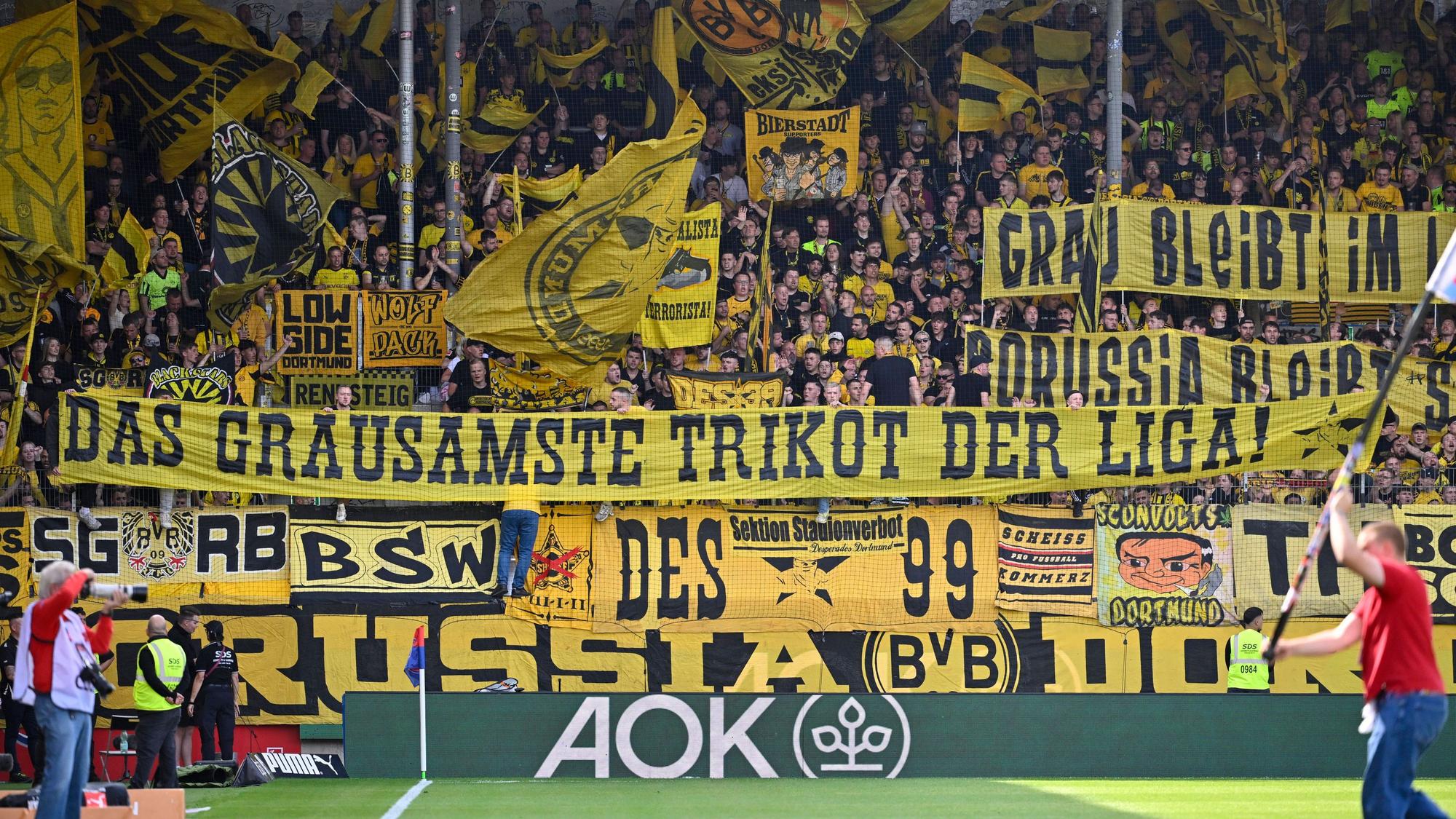 „Das grausamste Trikot der Liga“ – BVB-Fans protestieren mit einem Banner gegen das aktuelle Auswärtstrikot.