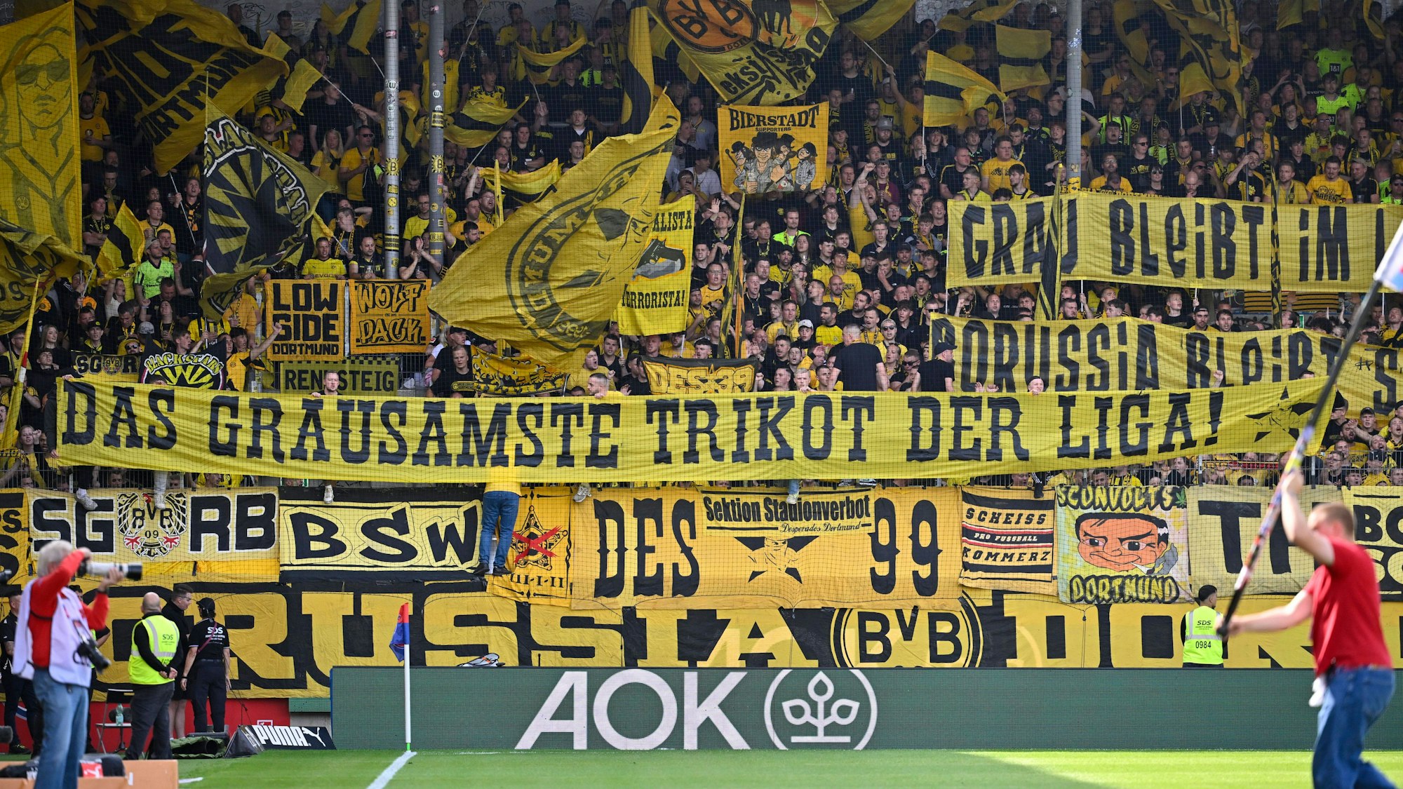 „Das grausamste Trikot der Liga“ – BVB-Fans protestieren mit einem Banner gegen das aktuelle Auswärtstrikot.