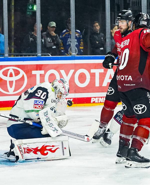 Eine Spielszene in der Partie zwischen den Kölner Haien und den Eisbären Berlin.