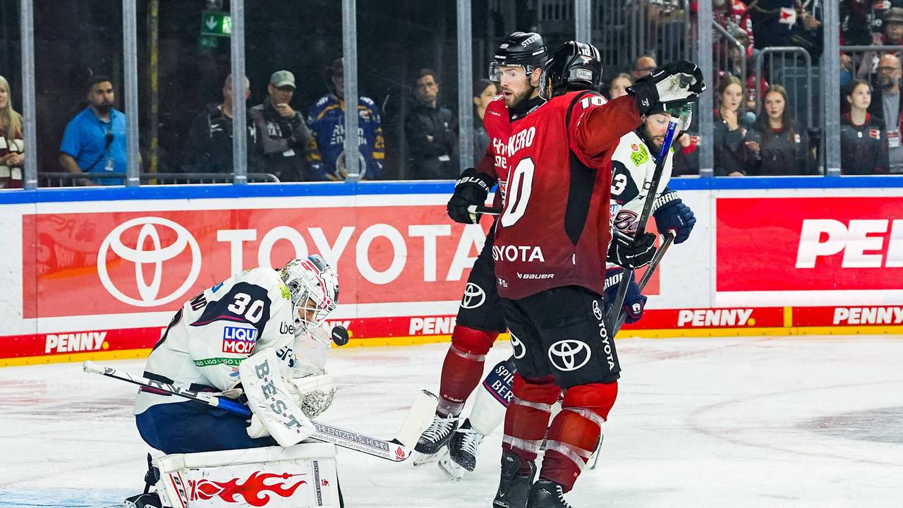 Eine Spielszene in der Partie zwischen den Kölner Haien und den Eisbären Berlin.