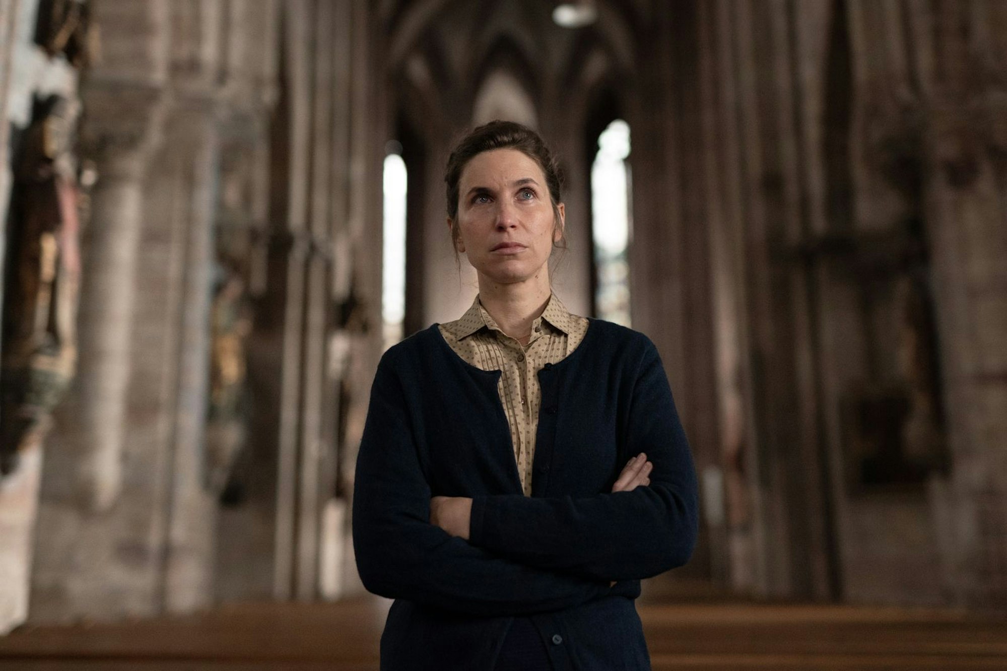 Der Ermordete hatte wenige soziale Kontakte, dafür aber eine ehemalige Verlobte - die Vikarin (Lisa Oertel) der Nürnberger Sebalduskirche. Ihre Beziehung schien etwas ungewöhnlich gewesen zu sein. (Bild: BR/Hager Moss Film GmbH/Marc Reimann)