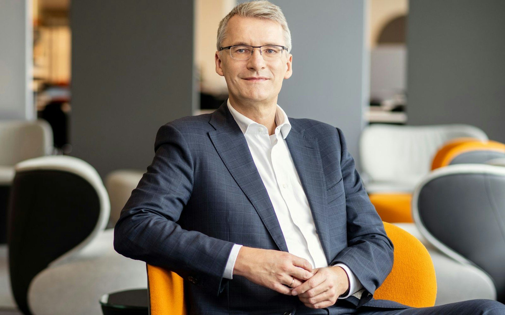 Die Berichterstattung des ZDF-Journalisten Elmar Theveßen stößt in rechten Kreisen der US-Regierung auf Empörung. (Bild: ZDF / Andreas Reeg)