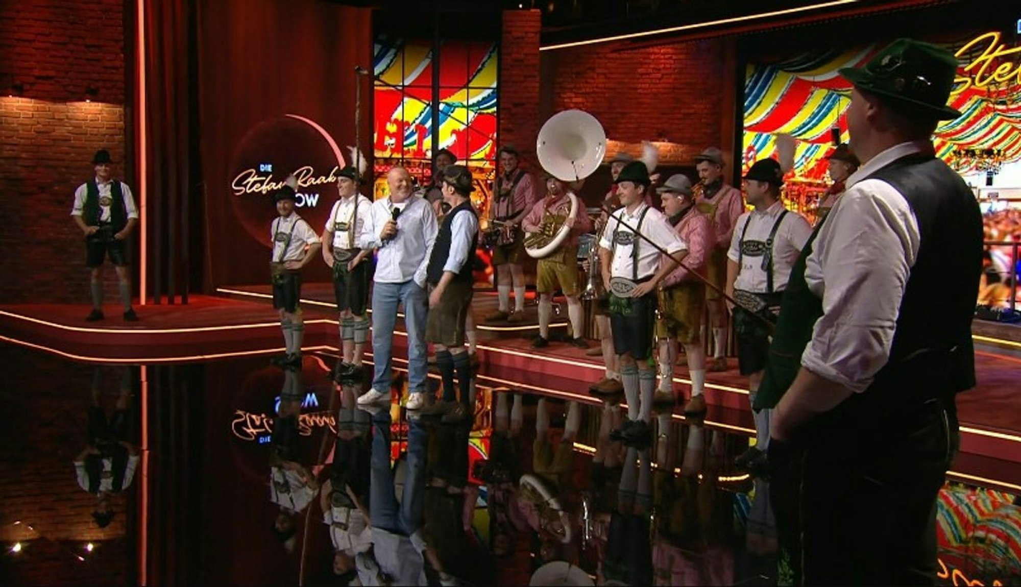 Gemeinsam mit Michael „Bully“ Herbig performte Stefan Raab den Song „Weil wir so supergeil drauf sind“. (Bild: RTL)