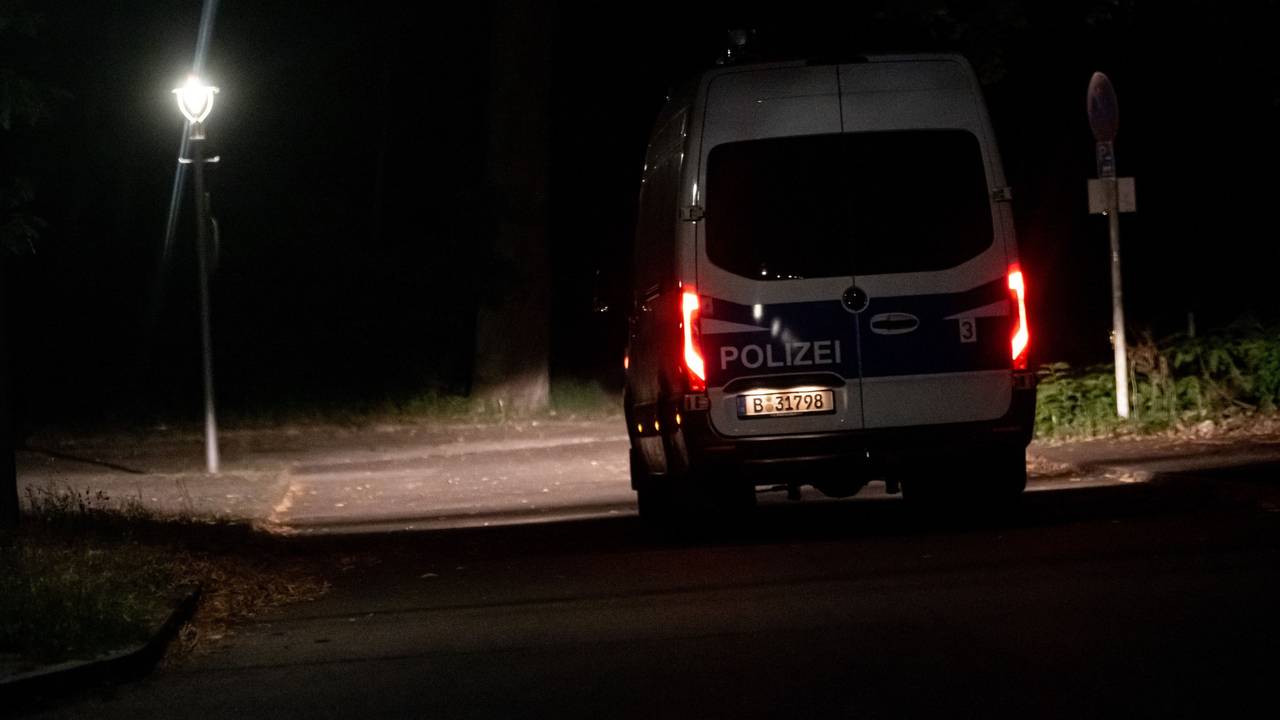 Ein Fahrzeug der Polizei fährt im Dunkeln auf einer Straße