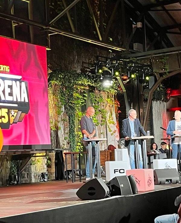 Am Montagabend (15. September 2025) fand die Wahlarena des 1. FC Köln in der Halle Tor 2 statt. Jonas Hector und Fabian Köster fühlten den Kandidaten Jörn Stobbe, Sven Adenauer und Wilke Stroman auf den Zahn.