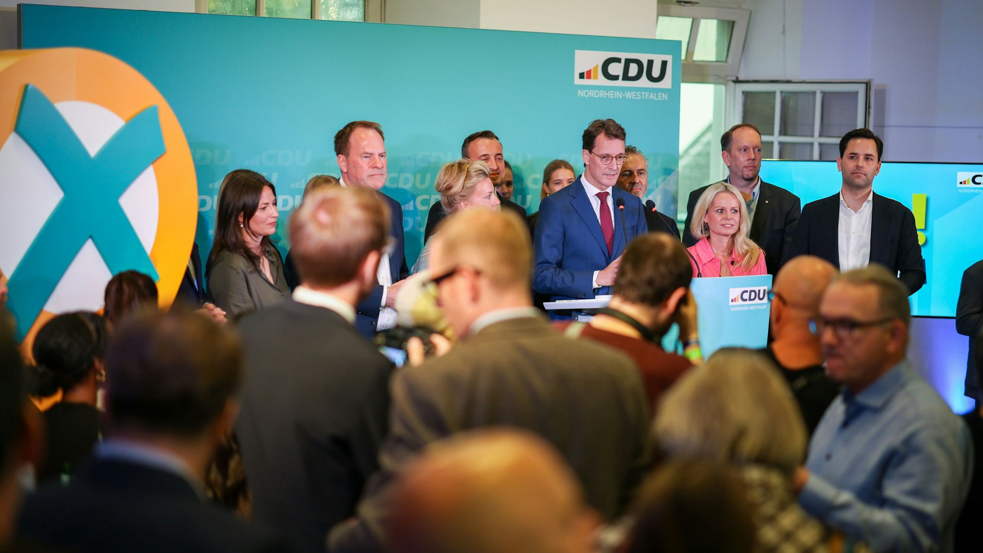 Hendrik Wüst (CDU, Mitte), Ministerpräsident von Nordrhein-Westfalen, gibt auf der Wahlparty der Düsseldorfer CDU ein Statement zur Kommunalwahl ab.