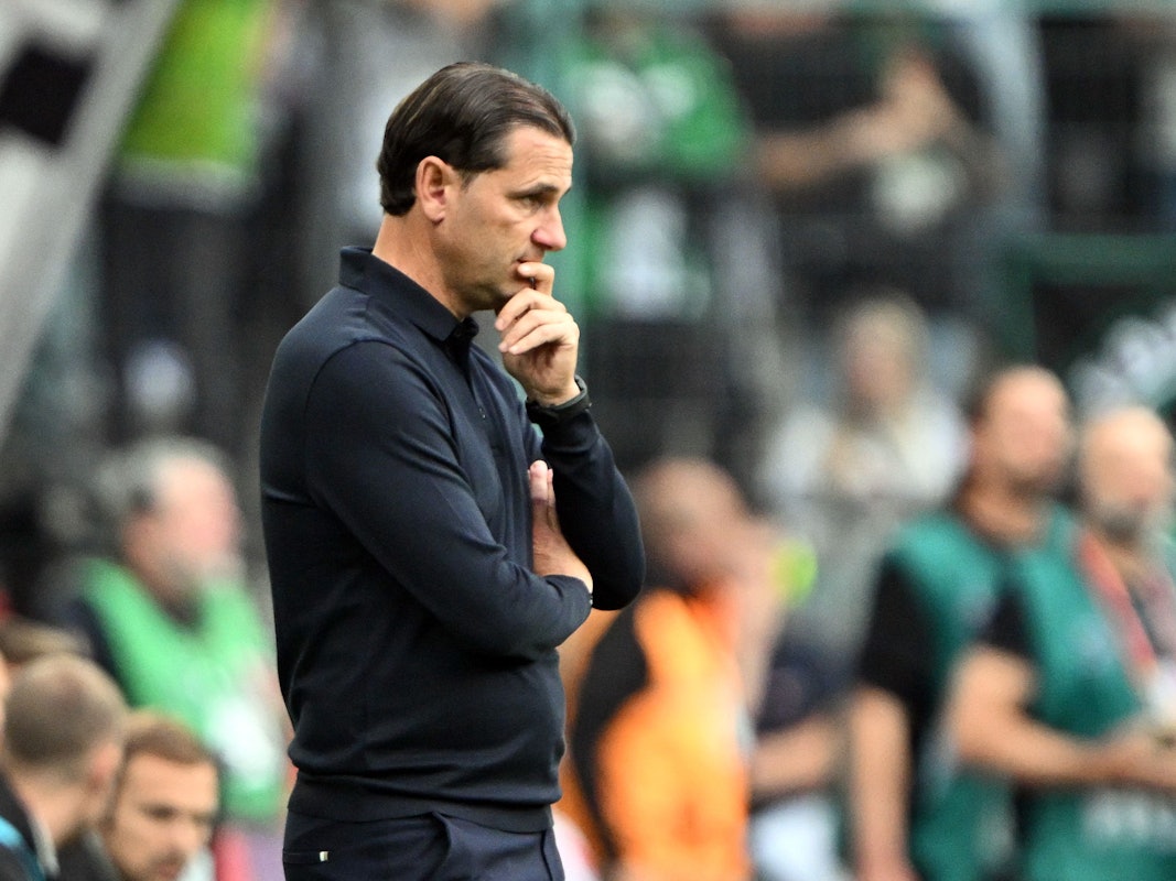 Gerardo Seoane steht an der Seitenlinie.