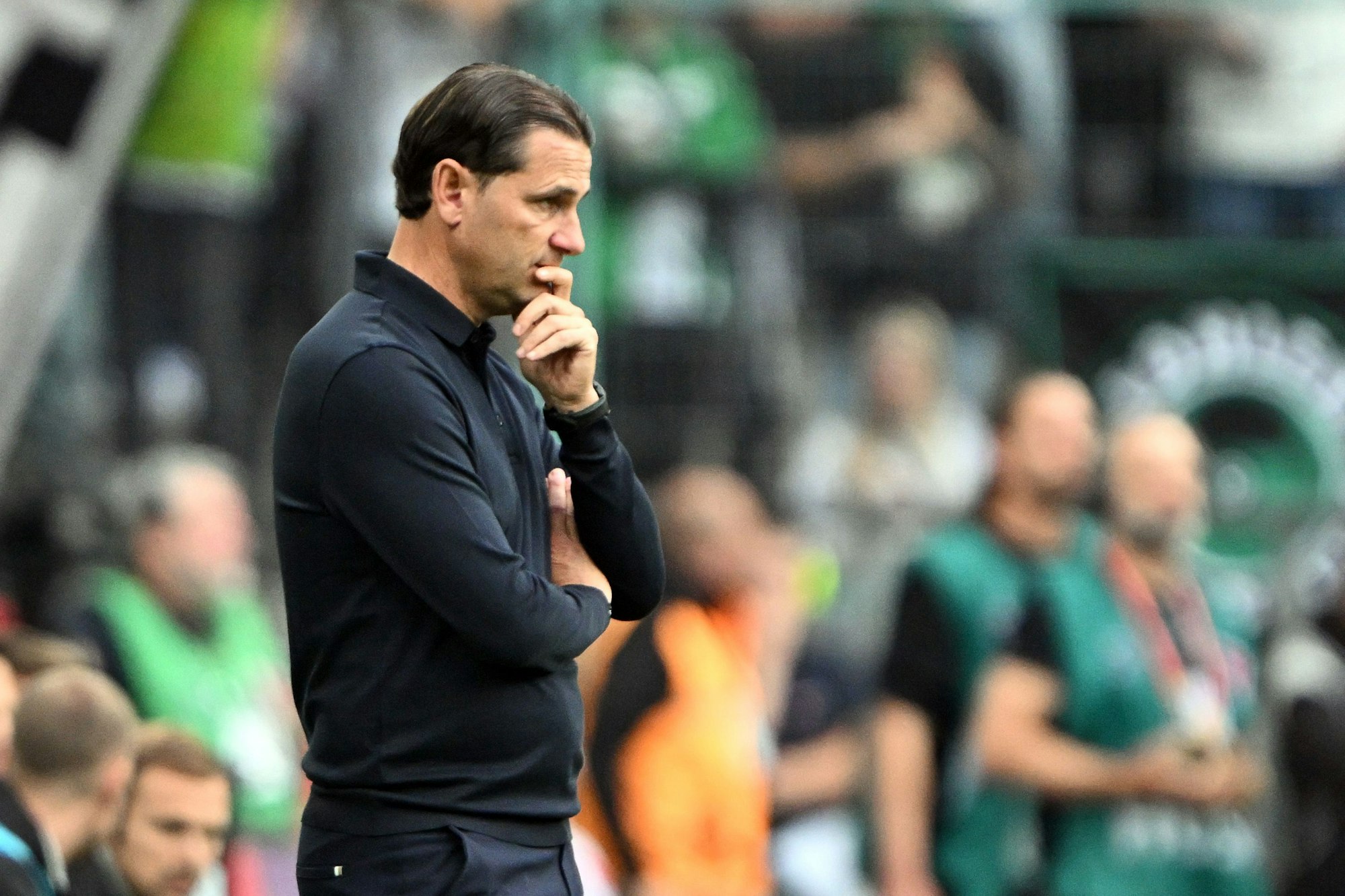 Gerardo Seoane steht an der Seitenlinie.