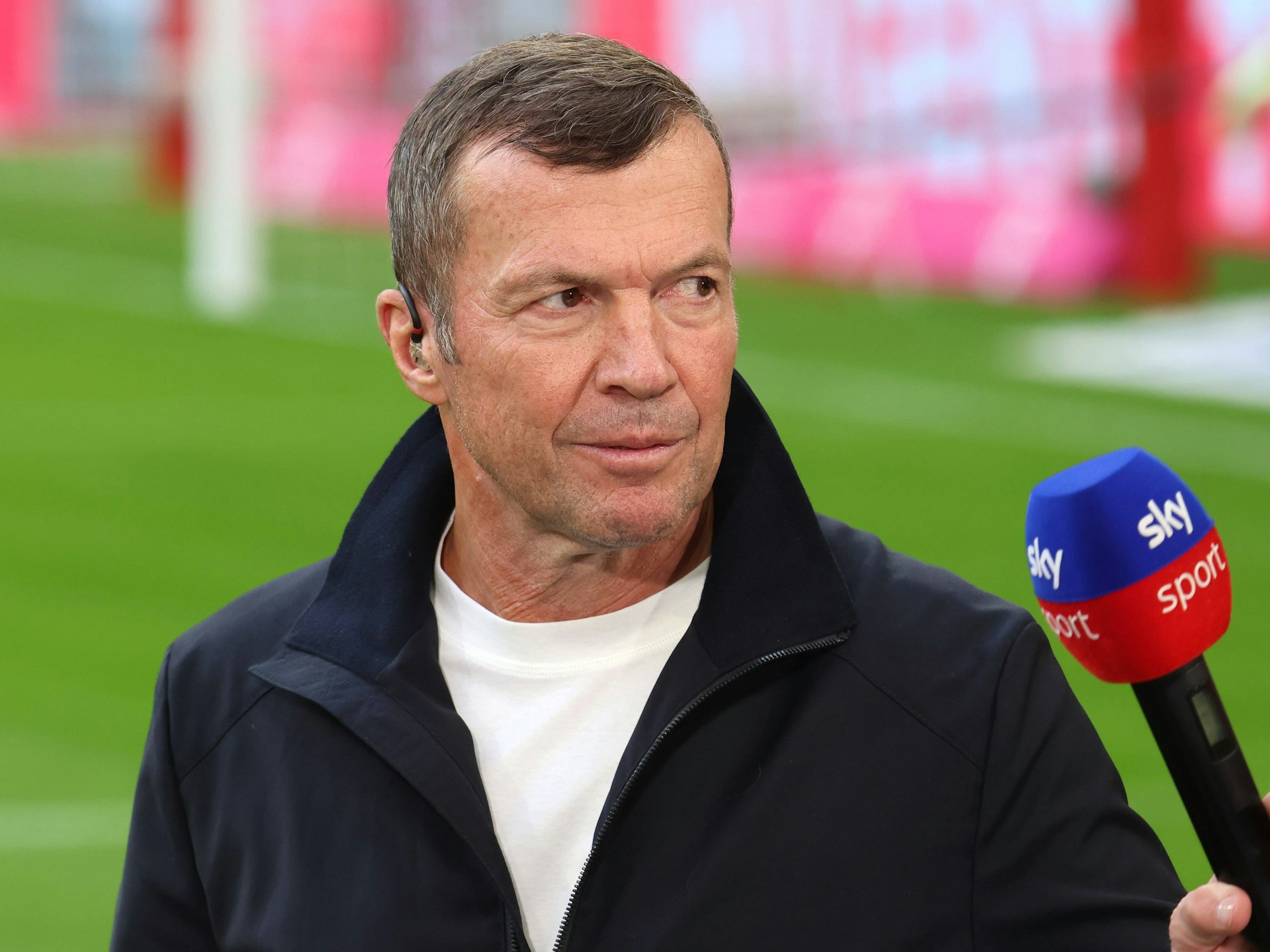 Lothar Matthäus als TV-Experte am Sky-Mikrofon.