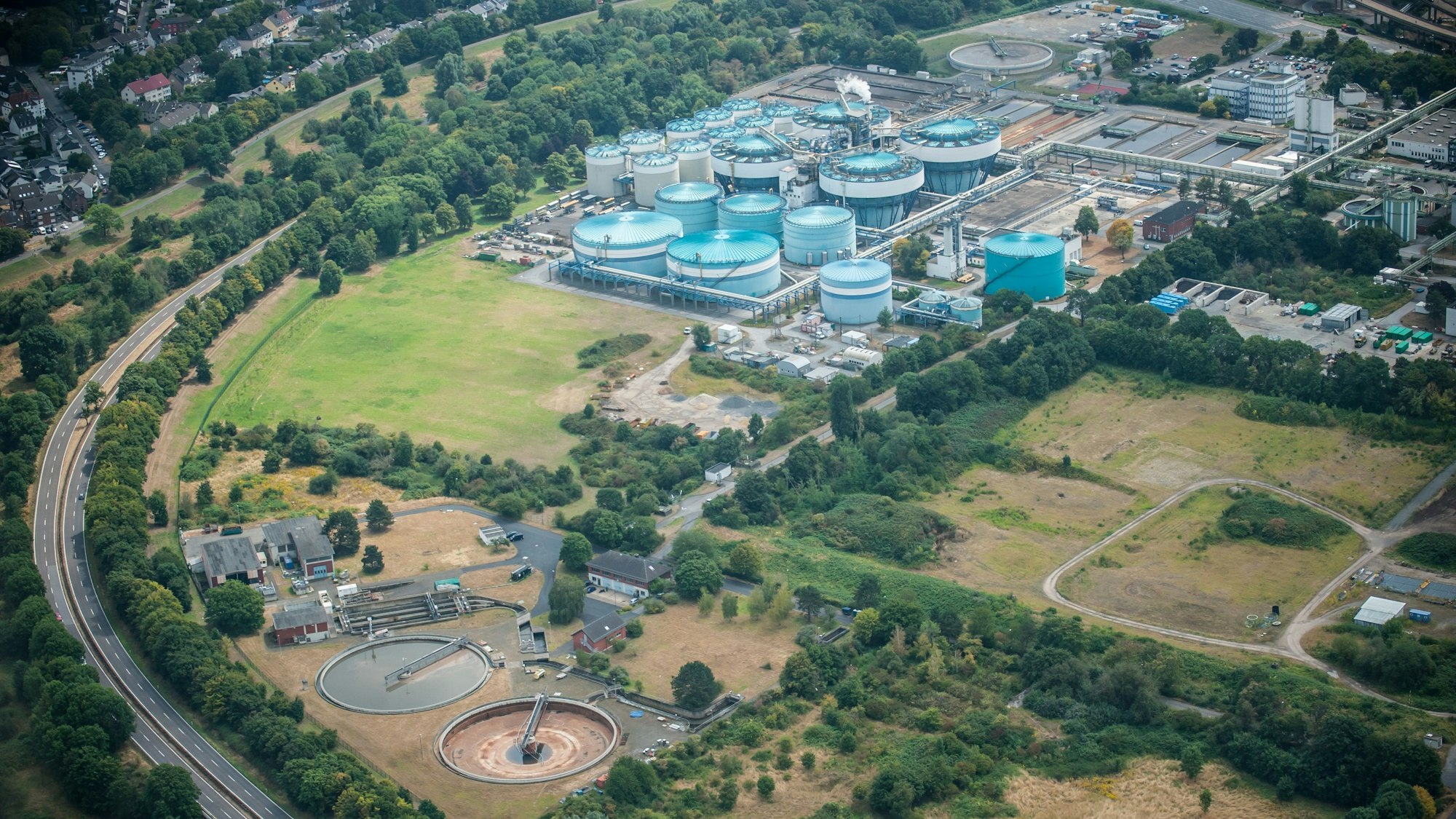 Klärwerk und Entsorgungszentrum in Bürrig aus der Luft