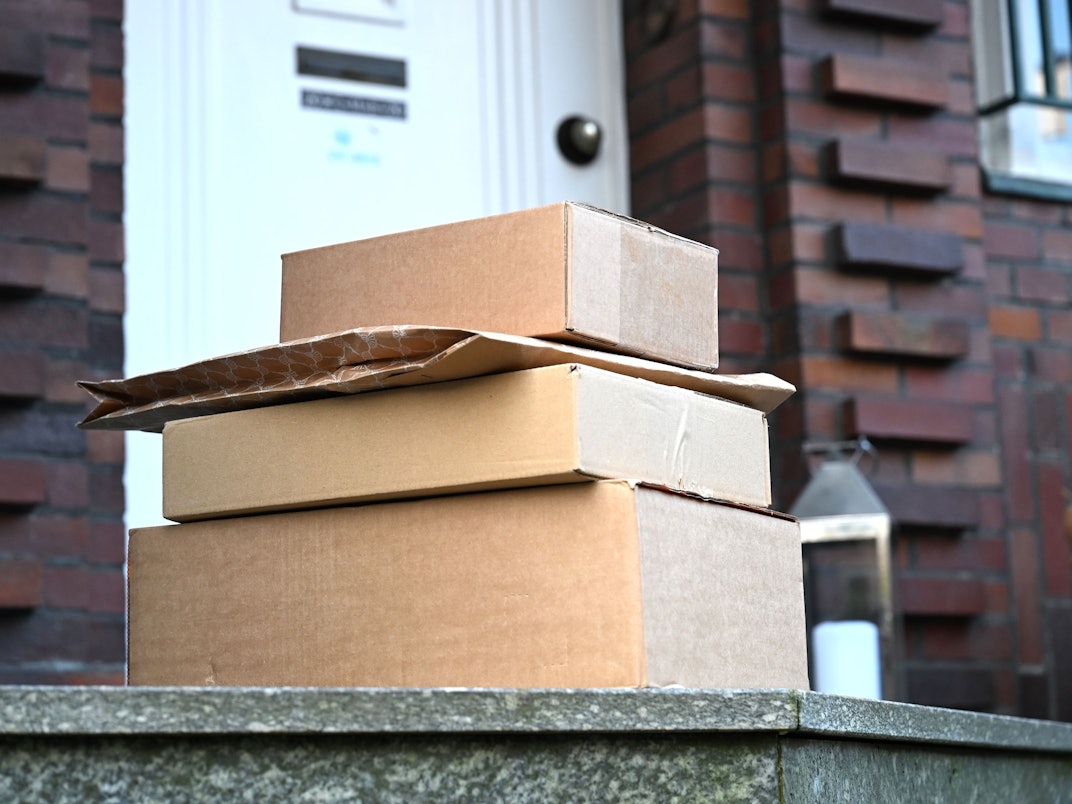 Mehrere Pakete liegen vor einer Tür. Wie gut sind die Paketdienste wirklich? (Symbolfoto)