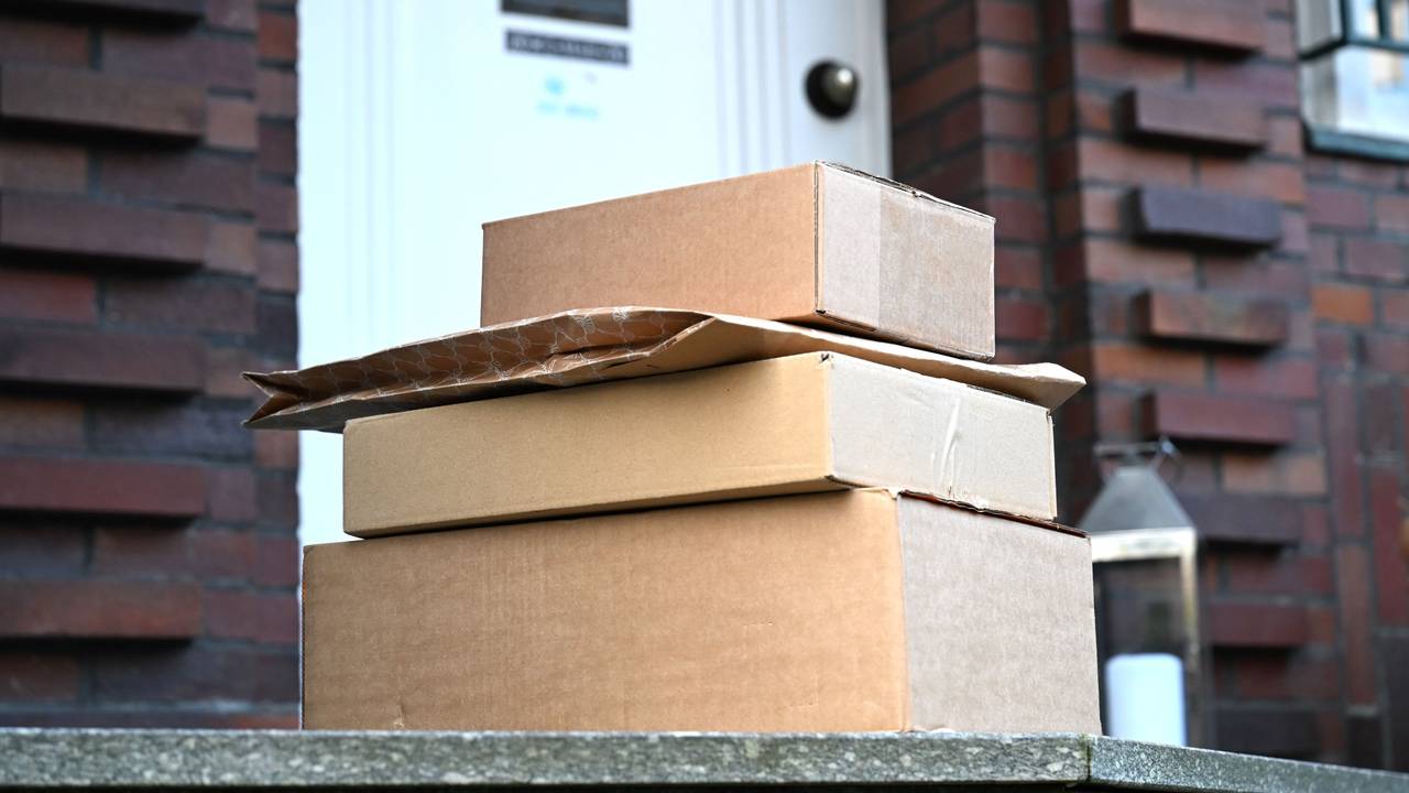 Mehrere Pakete liegen vor einer Tür. Wie gut sind die Paketdienste wirklich? (Symbolfoto)