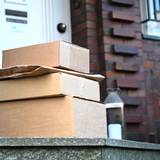 Mehrere Pakete liegen vor einer Tür. Wie gut sind die Paketdienste wirklich? (Symbolfoto)