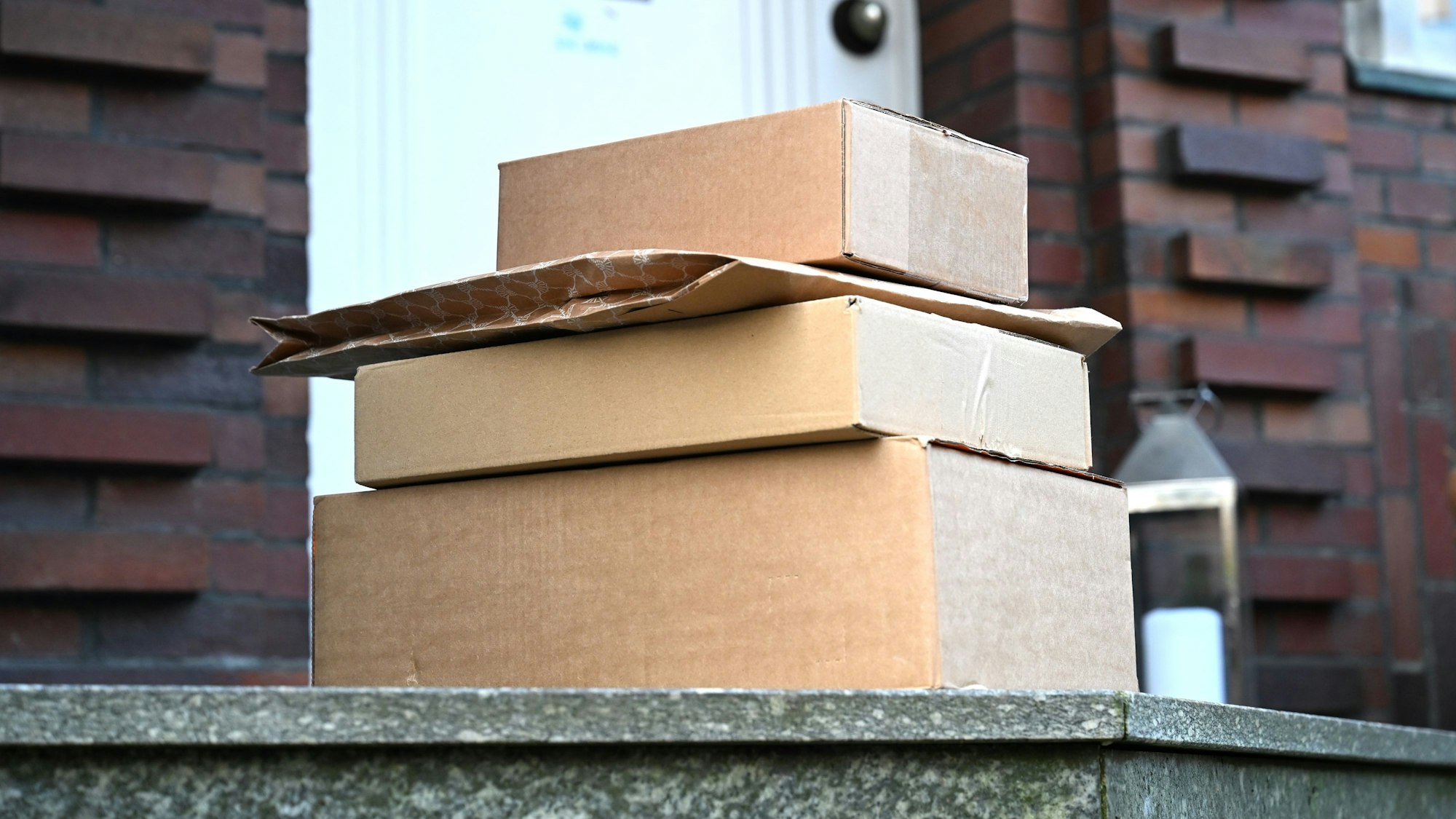 Mehrere Pakete liegen vor einer Tür. Wie gut sind die Paketdienste wirklich? (Symbolfoto)