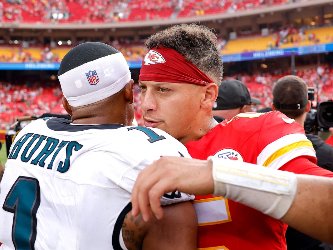Patrick Mahomes und Jalen Hurts umarmen sich nach dem Spiel.