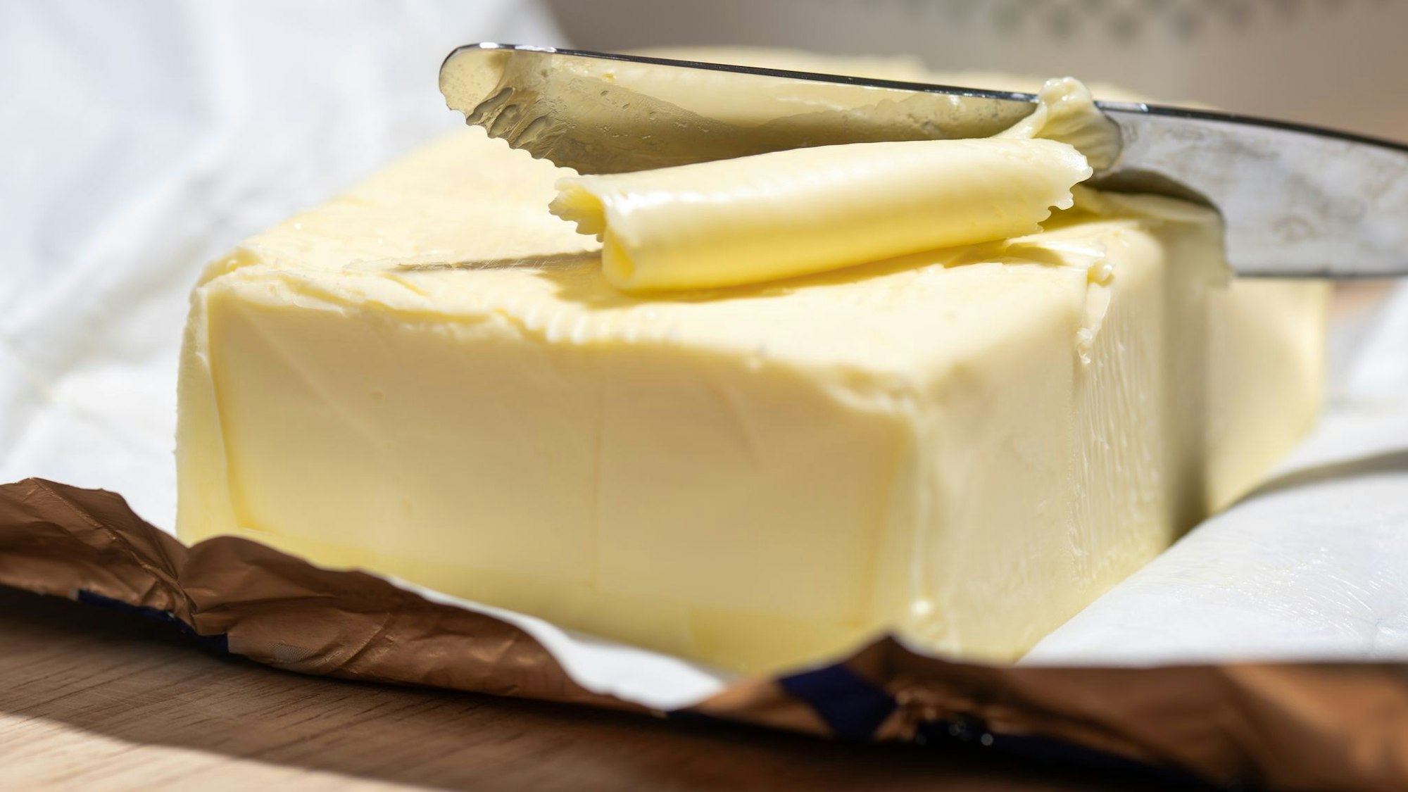 Für Butter müssen Verbraucher nun weniger bezahlen. (Symbolbild)