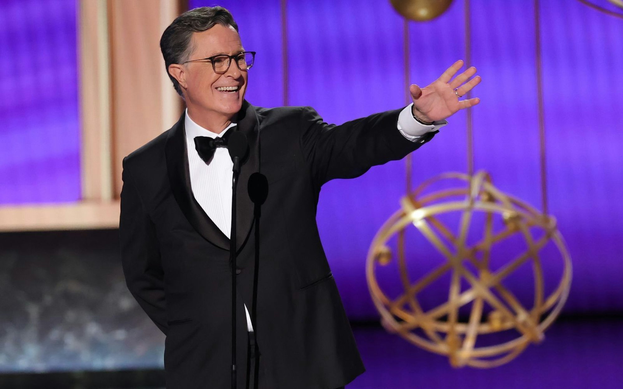 Stephen Colbert bekam zwei Monate nach seiner Absetzung, für die es möglicherweise einen politischen Hintergrund gab, eine Standing Ovation. (Bild: 2025 Getty Images/Kevin Winter)