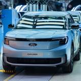 Ford-Elektroautos vom Typ Explorer stehen in der Halle. Wie viele pro Tag derzeit in Köln vom Band laufen, verrät Ford nicht.
