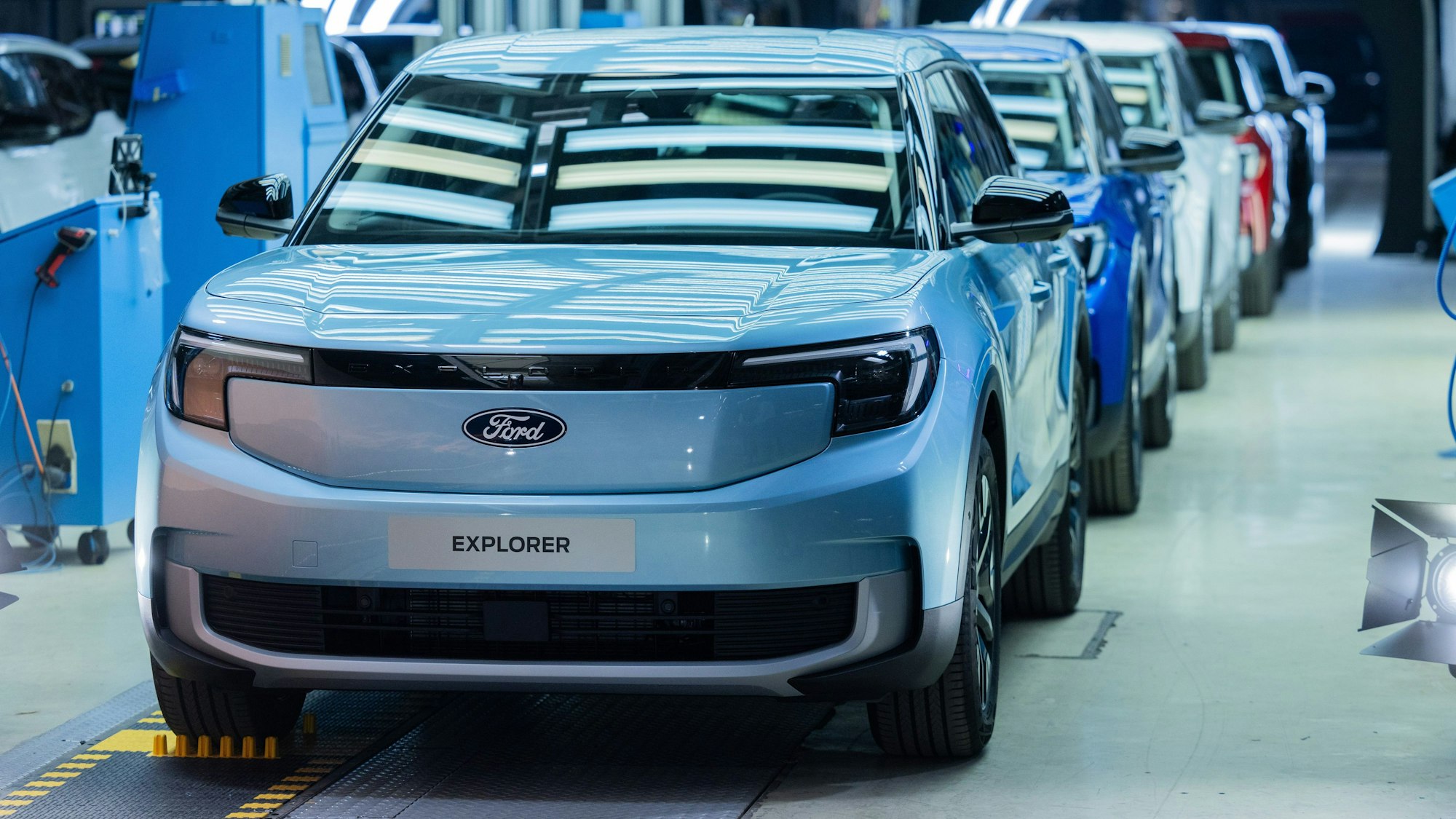 Ford-Elektroautos vom Typ Explorer stehen in der Halle. Wie viele pro Tag derzeit in Köln vom Band laufen, verrät Ford nicht.