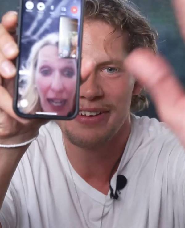 Moritz Wagner hält sein Handy in die Kamera. Darauf zu sehen: Seine Mutter, die per Videocall zugeschaltet ist.