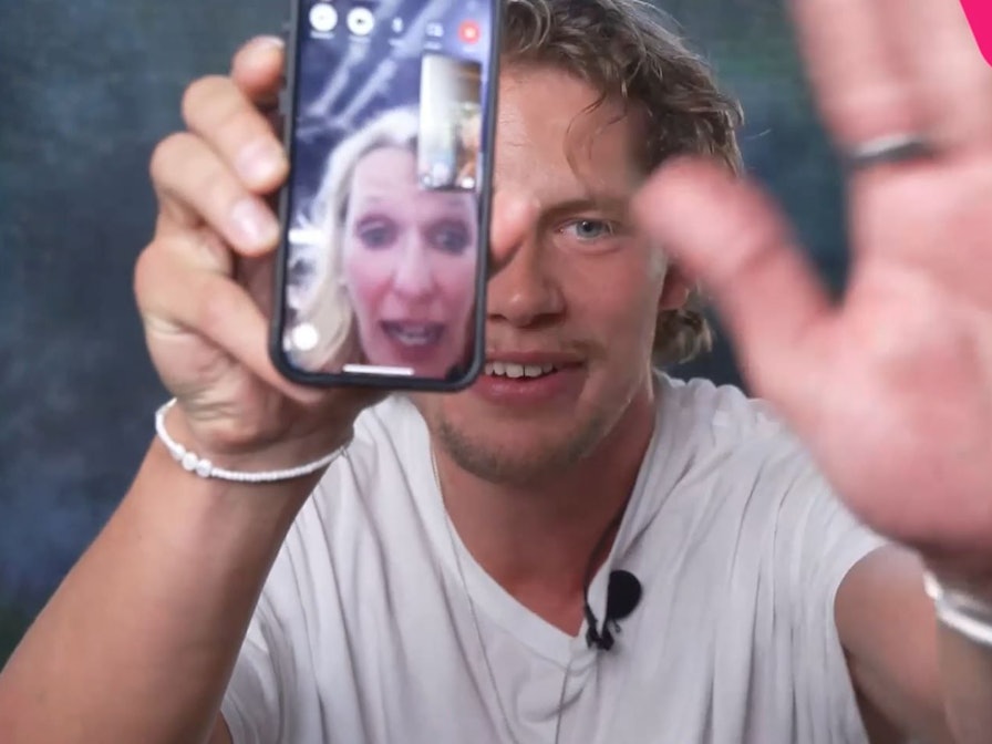 Moritz Wagner hält sein Handy in die Kamera. Darauf zu sehen: Seine Mutter, die per Videocall zugeschaltet ist.