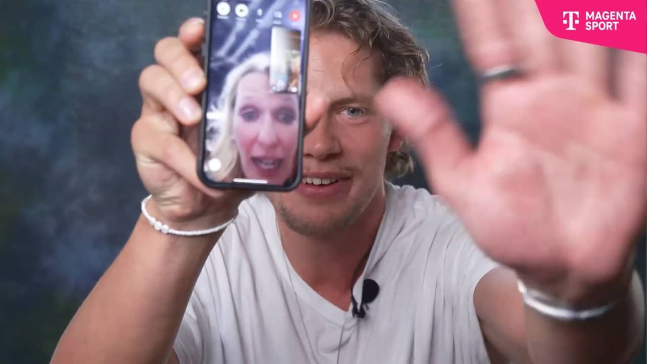 Moritz Wagner hält sein Handy in die Kamera. Darauf zu sehen: Seine Mutter, die per Videocall zugeschaltet ist.