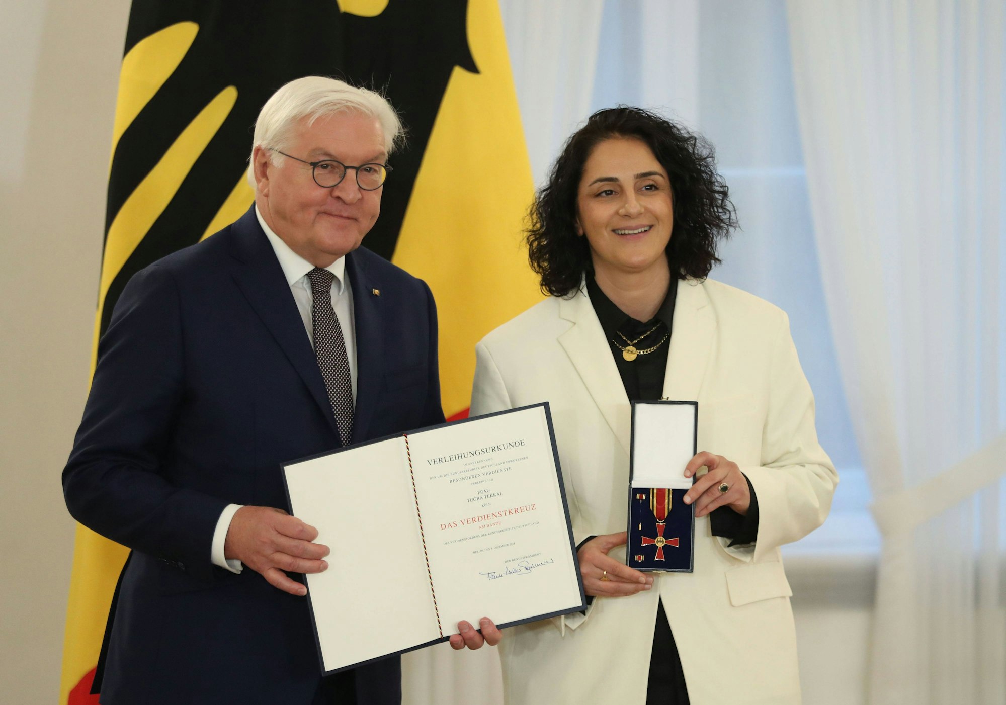 Bundespräsident Frank-Walter Steinmeier im Dezember 2024 mit Tugba Tekkal, die das Bundesverdienstkreuz für ihre sozialen Projekte bekam.