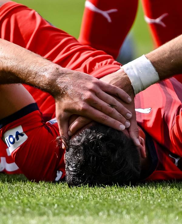 Leart Pacarada verletzt sich gegen Dortmund.