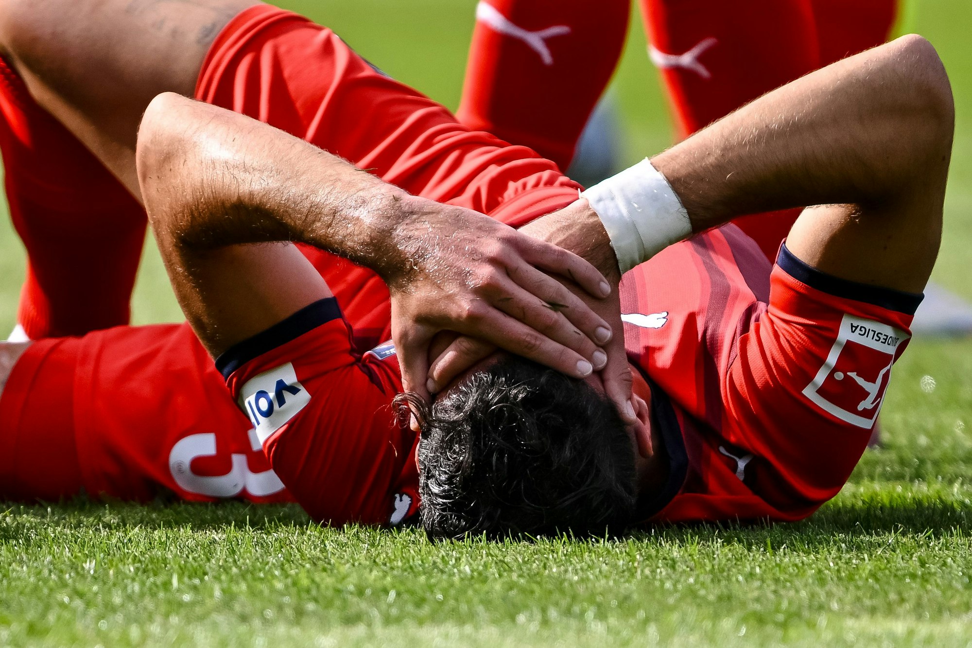 Leart Pacarada verletzt sich gegen Dortmund.