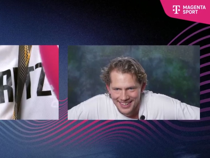 Moritz Wagner verfolgt gespannt das Interview seines Bruders.