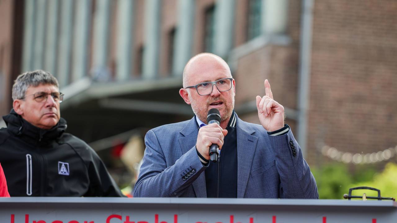 Sören Link mit erhobenem Zeigefinger