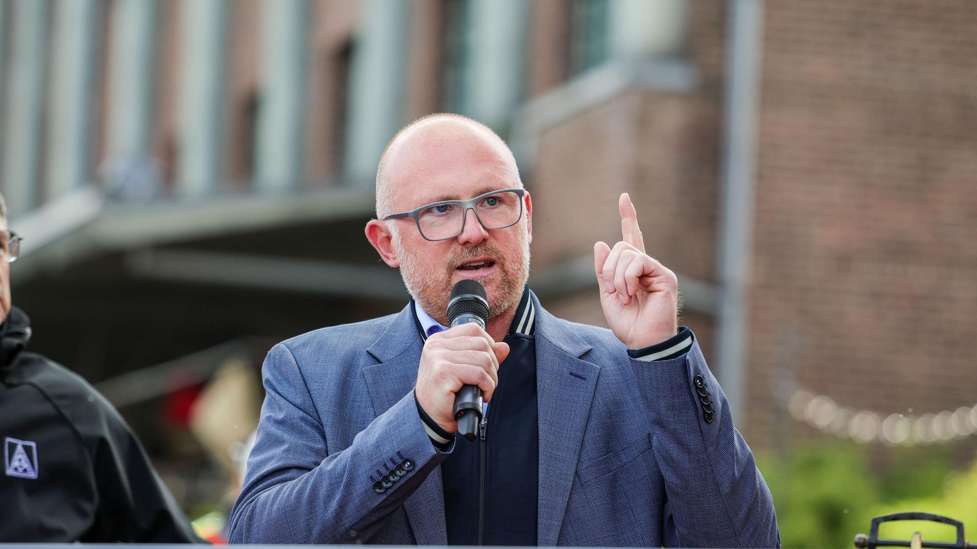 Sören Link mit erhobenem Zeigefinger