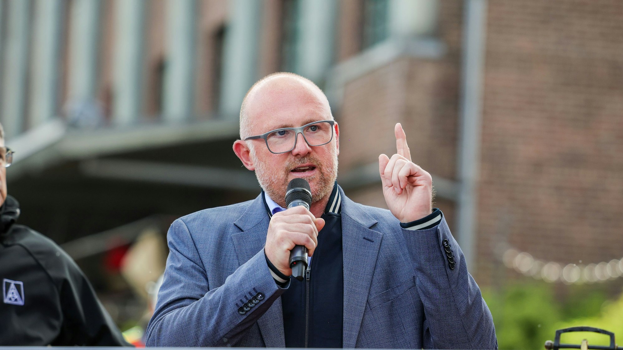 Sören Link mit erhobenem Zeigefinger