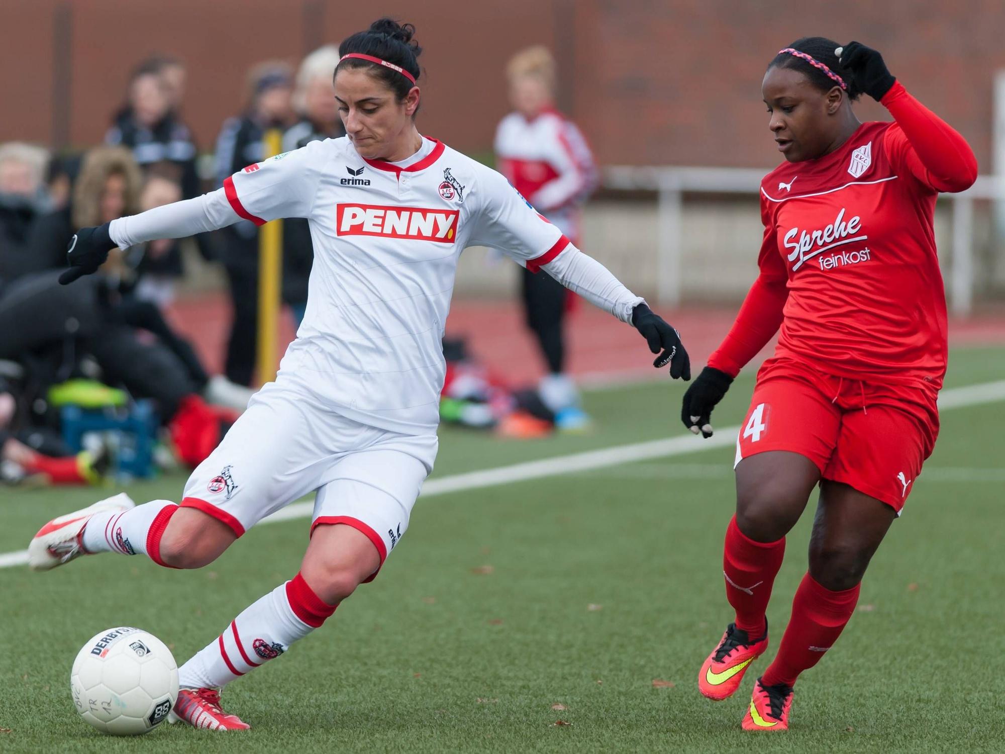 Tugba Tekkal 2016 im Trikot des 1. FC Köln in der Frauen-Bundesliga gegen Bryana McCarthy (BV Cloppenburg, r.).