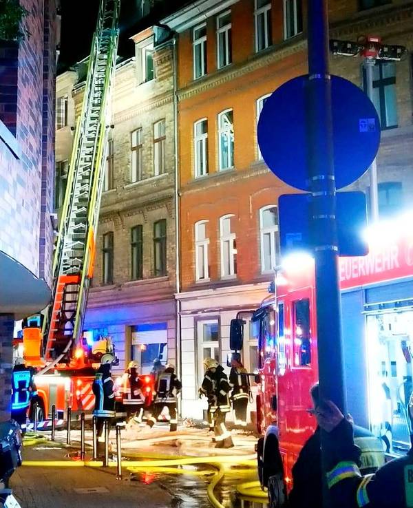 Einsatzkräfte der Feuerwehr löschen einen Brand.