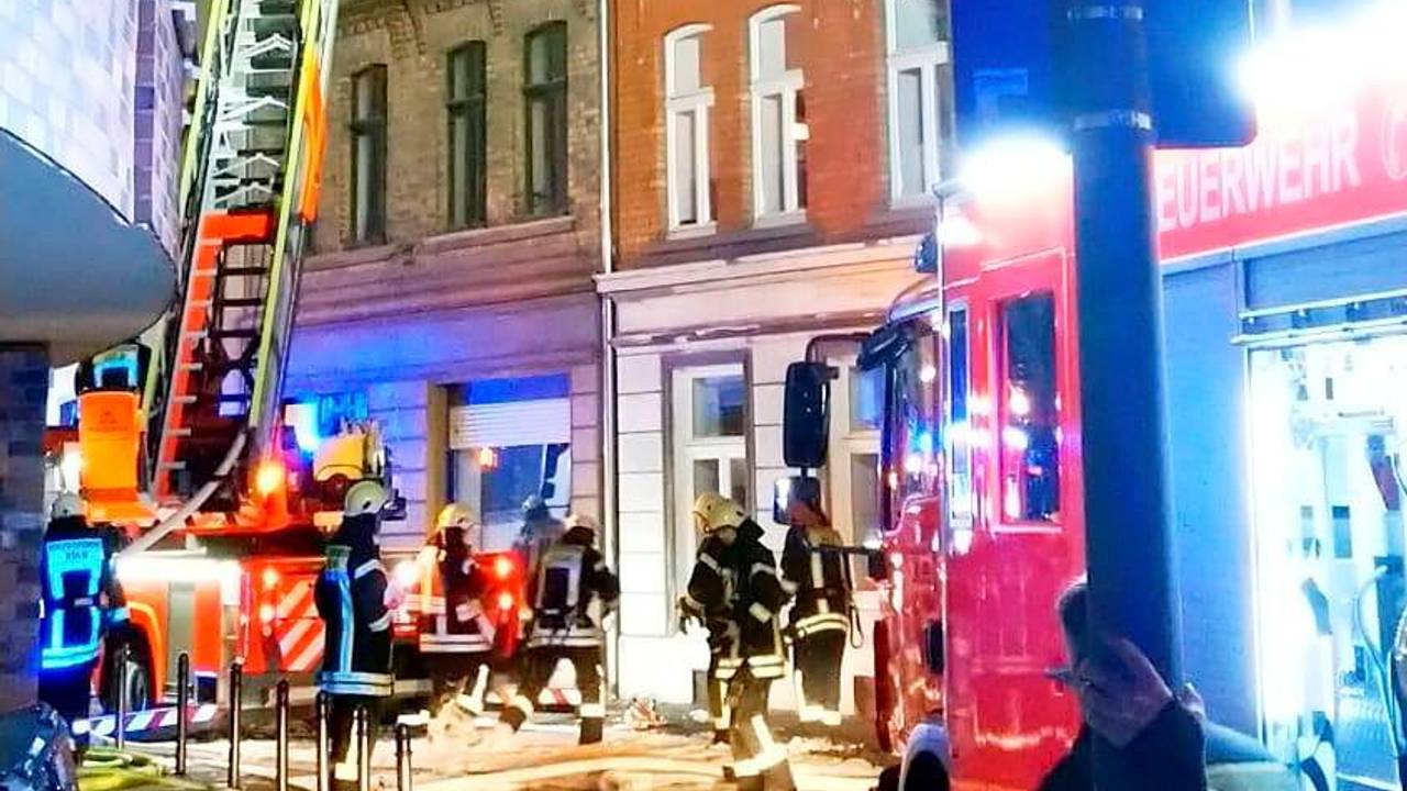 Einsatzkräfte der Feuerwehr löschen einen Brand.