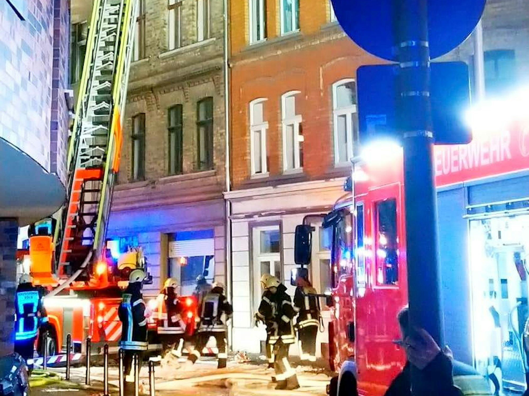 Einsatzkräfte der Feuerwehr löschen einen Brand.