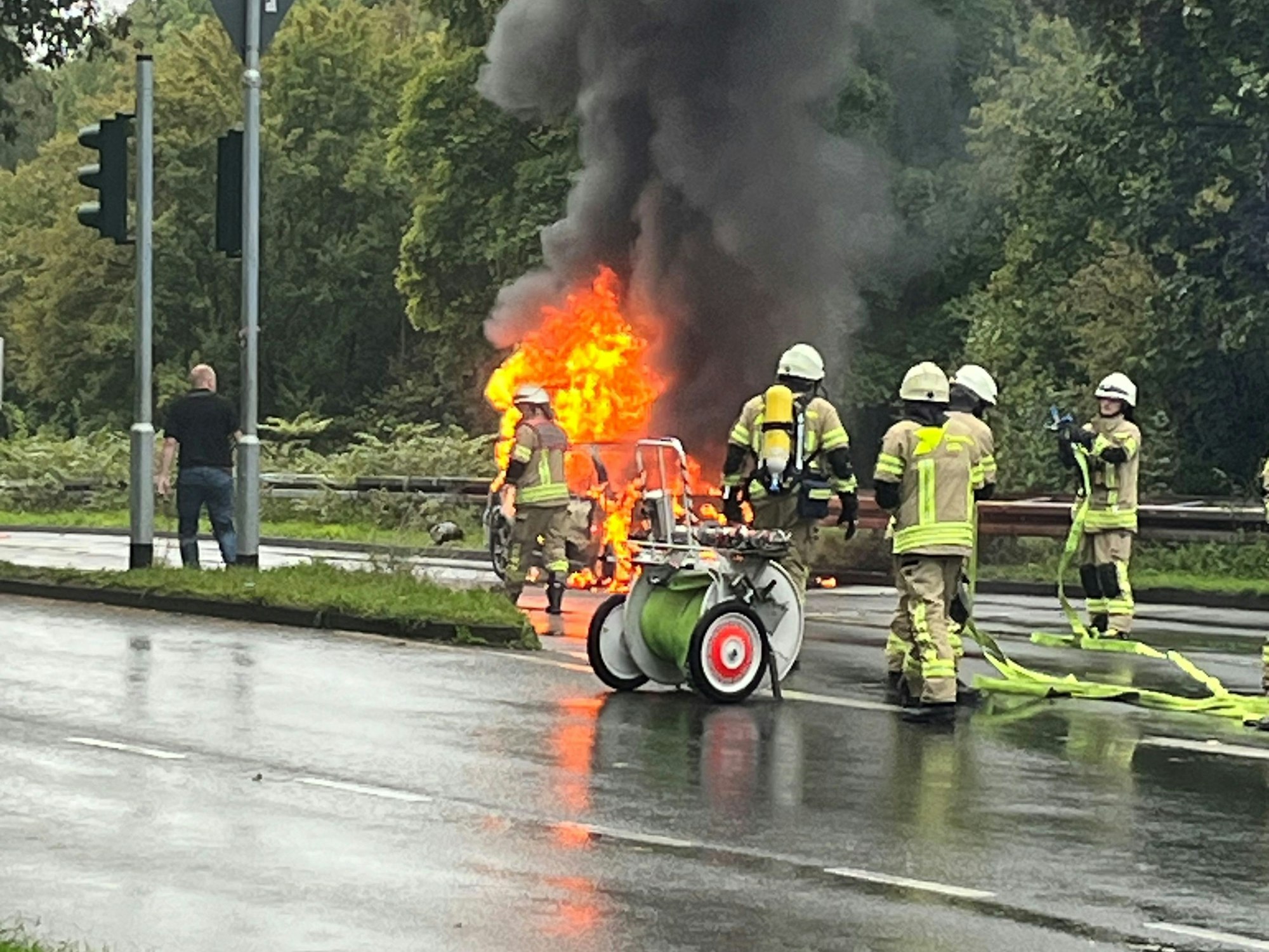 Die Feuerwehr bei den Löscharbeiten eines brennenden Autos auf der Inneren Kanalstraße.