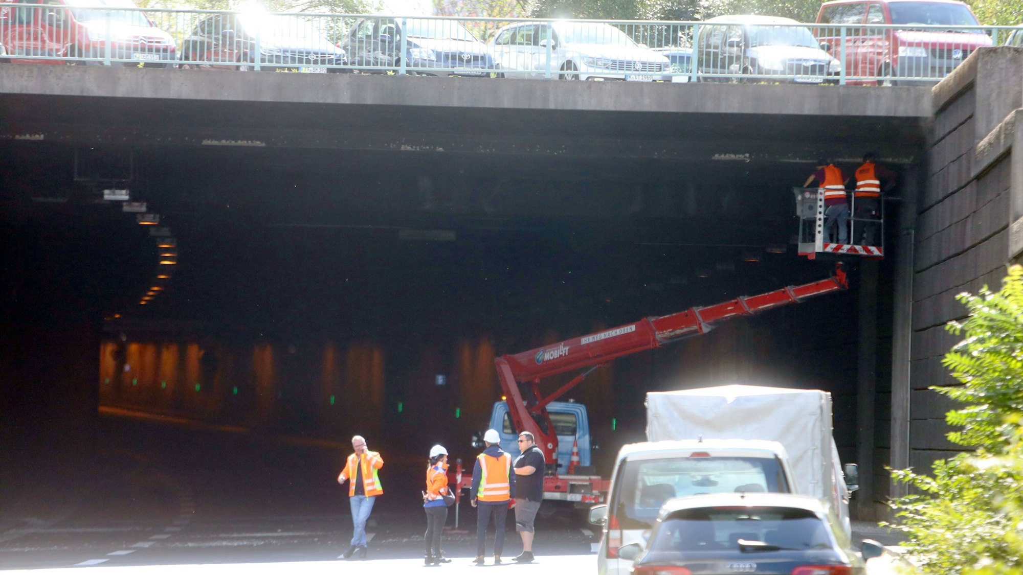 Die stadtauswärts führenden Fahrspuren im Herkulestunnel musste im September 2025 ungeplant gesperrt werden, da sich Teile der Deckenverkleidung gelöst hatten. Bald soll der Tunnel saniert werden.