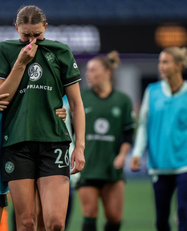 Die Mitspielerinnen von Savannah DeMelo gehen weinend vom Platz.