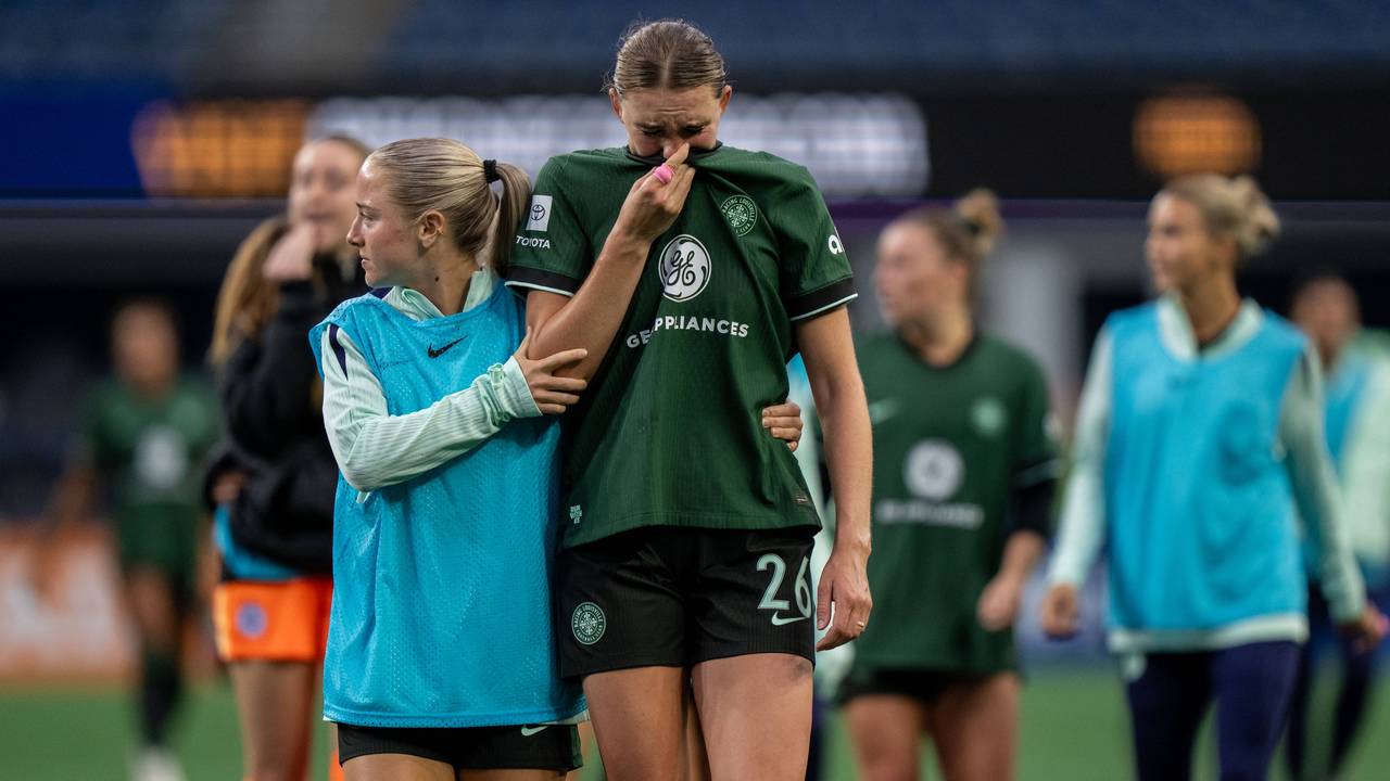 Die Mitspielerinnen von Savannah DeMelo gehen weinend vom Platz.