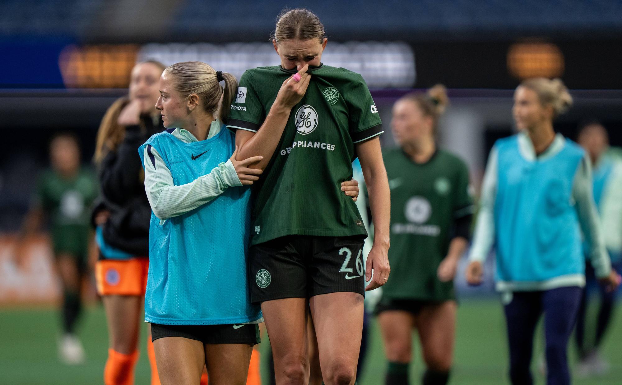 Die Mitspielerinnen von Savannah DeMelo gehen weinend vom Platz.