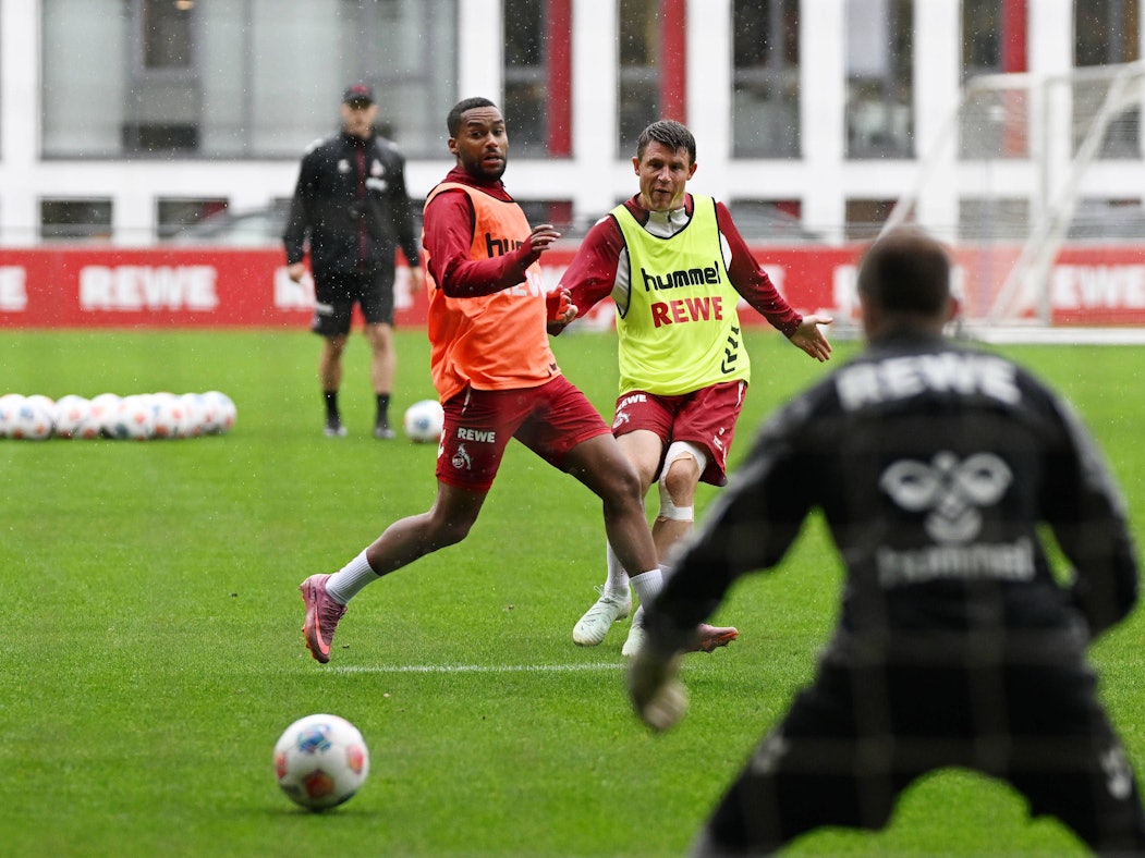 Linton Maina und Dominique Heintz im Training des 1. FC Köln.