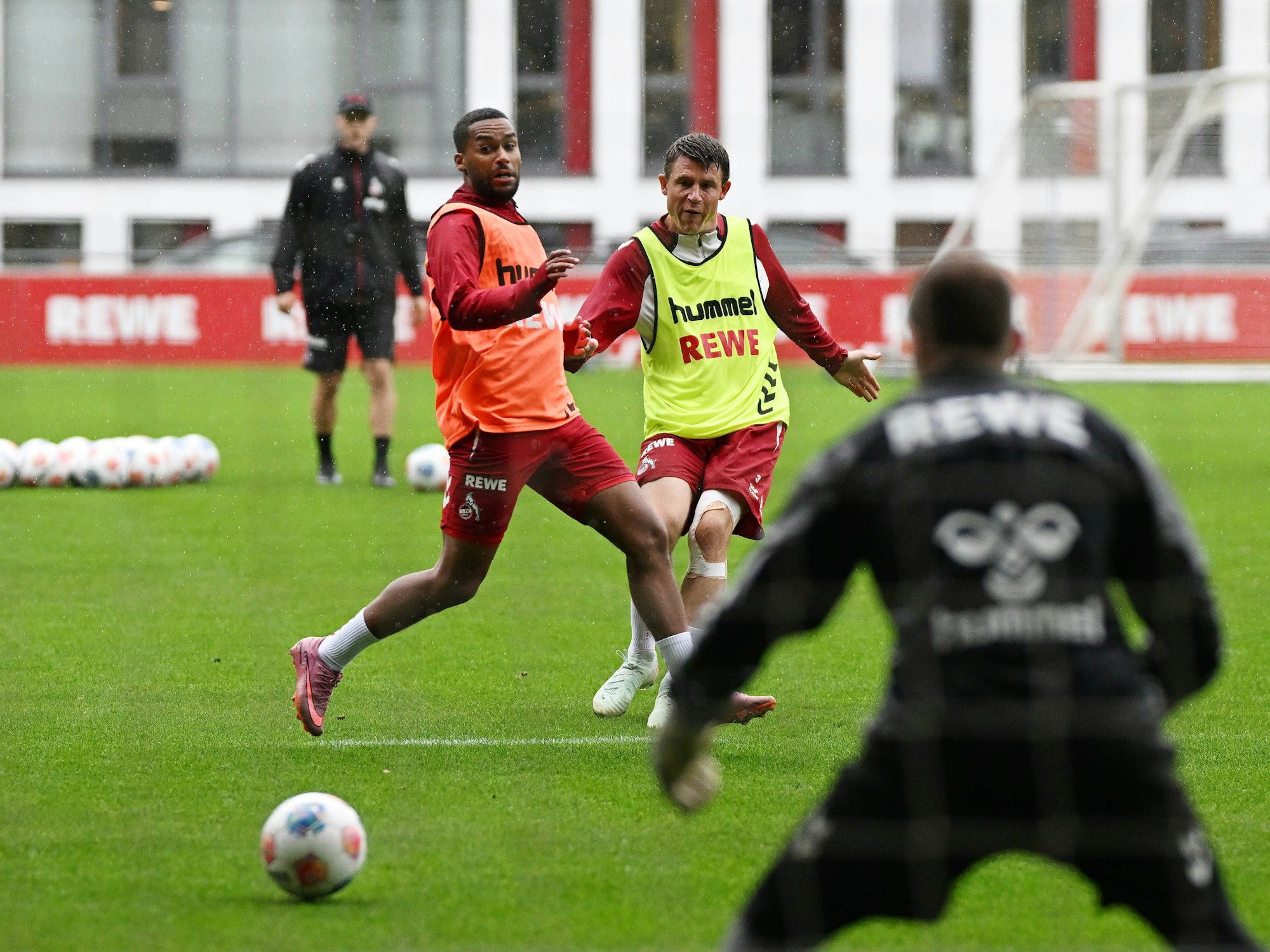 Linton Maina und Dominique Heintz im Training des 1. FC Köln.