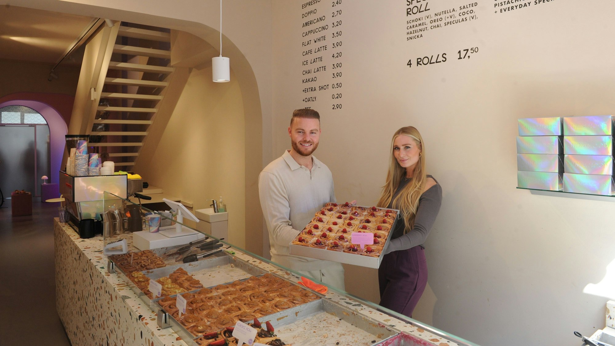 Geschäftsführer und Geschäftsführerin sind Anna Schlecht und Luca Breuer in der Kölner Cinnamood-Filiale (Foto von 2022).