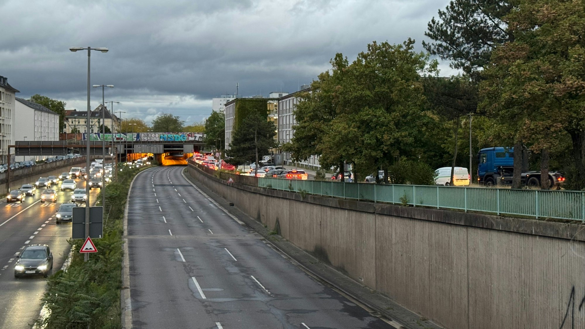 Kurioses Bild: Weil die Deckenverkleidung herabfällt, wurde eine Röhre des Herkulestunnels gesperrt