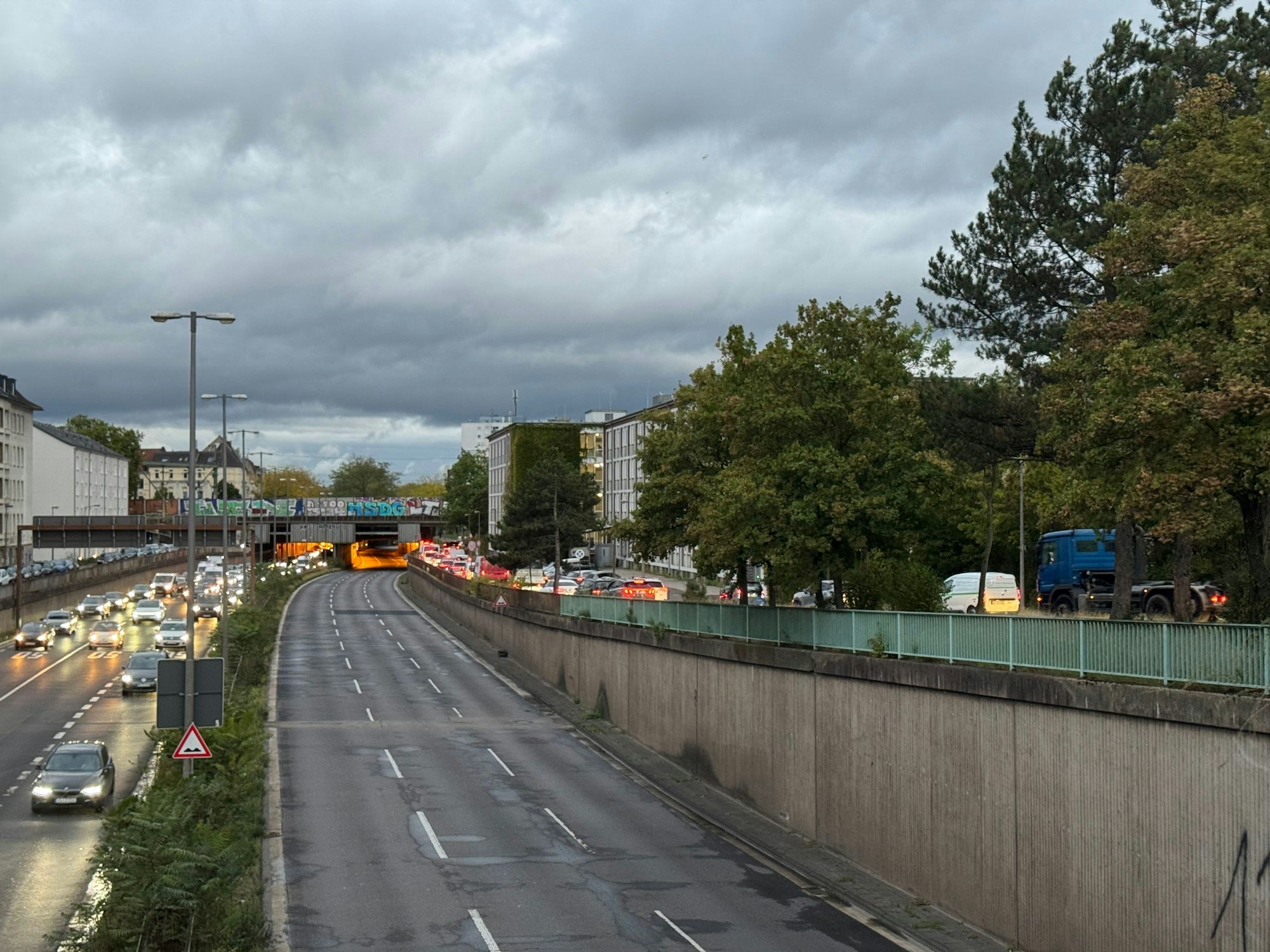 Kurioses Bild: Weil die Deckenverkleidung herabfällt, wurde eine Röhre des Herkulestunnels gesperrt