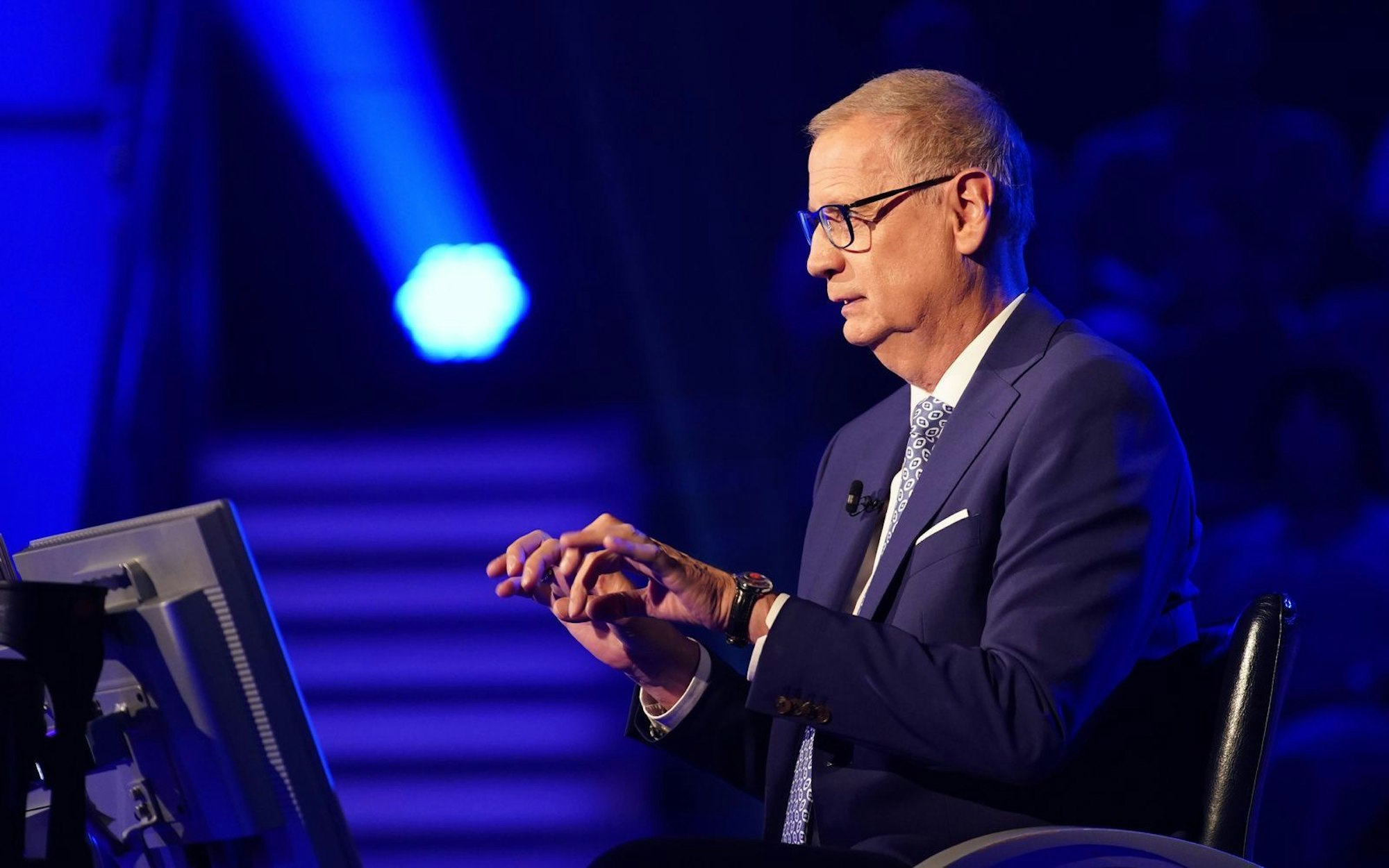 Günther Jauch demonstriert die Flinkheit der Trickbetrüger. (Bild: RTL / Stefan Gregorowius)