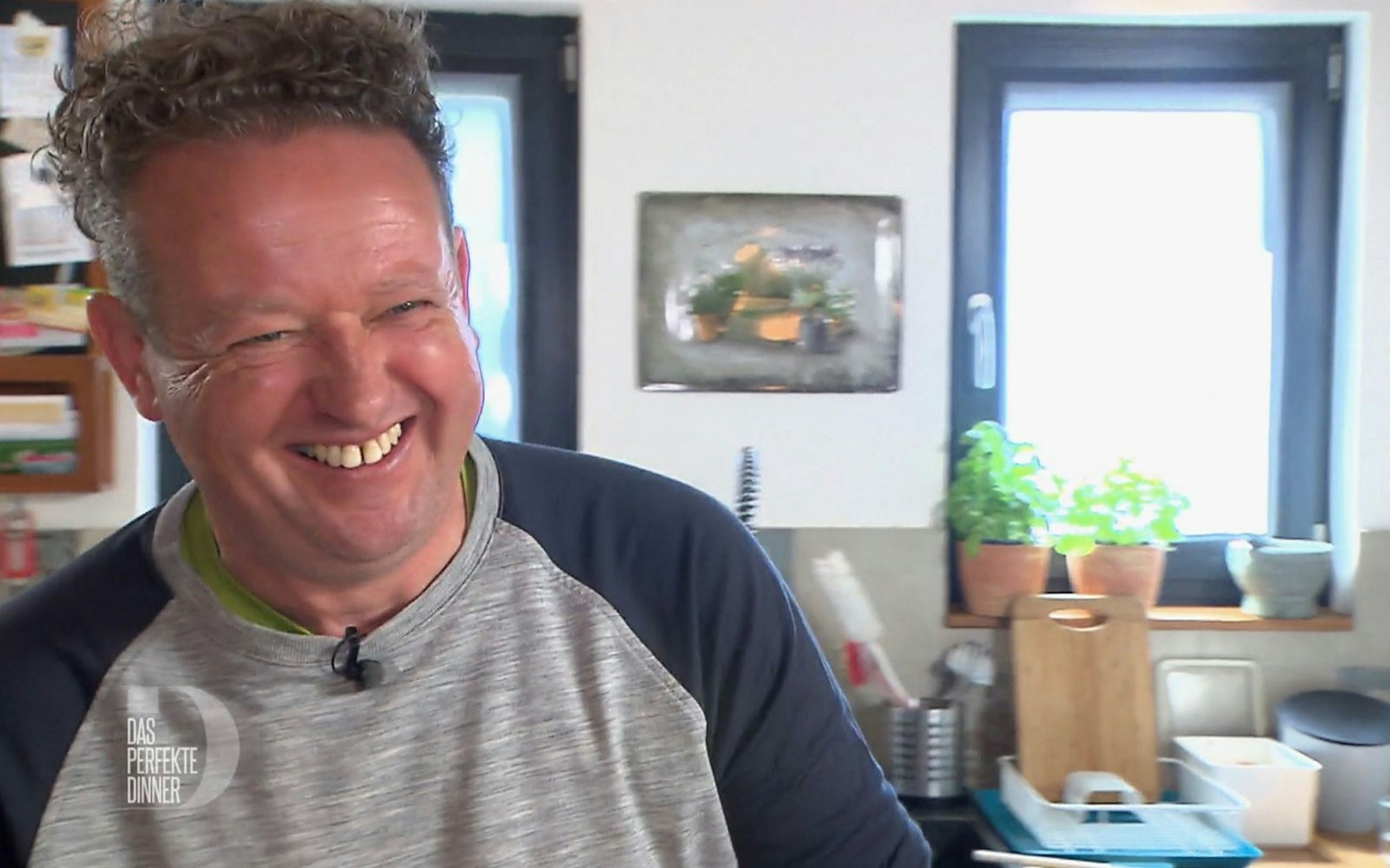 Durch und durch fröhlich empfängt Olli (53) seine Gäste. (Bild: RTL)